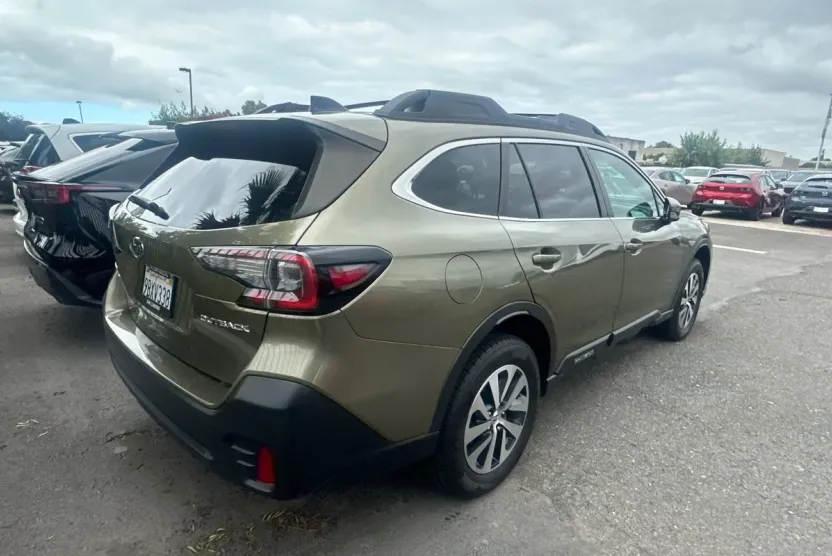 2022 Subaru Outback Premium photo 1