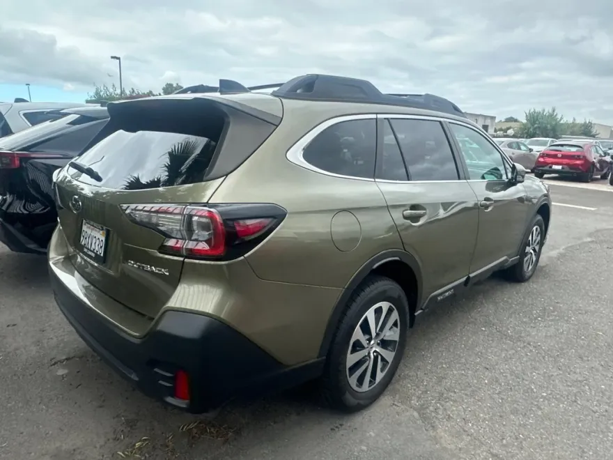 2022 Subaru Outback Premium photo 1