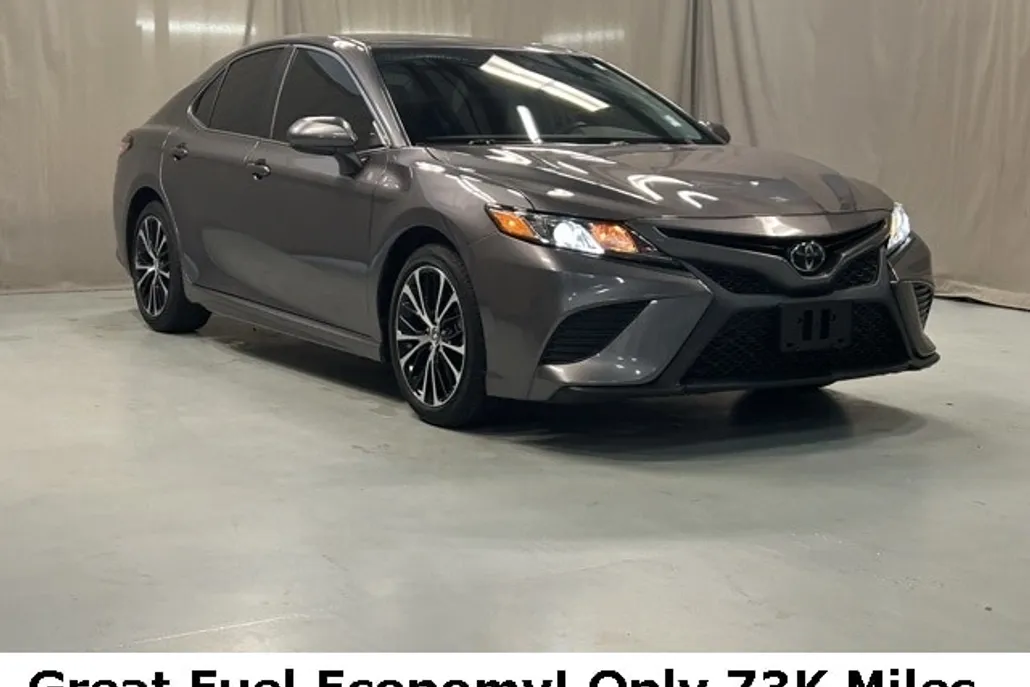 2019 Toyota Camry SE photo 1