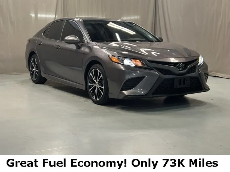 2019 Toyota Camry SE photo 1