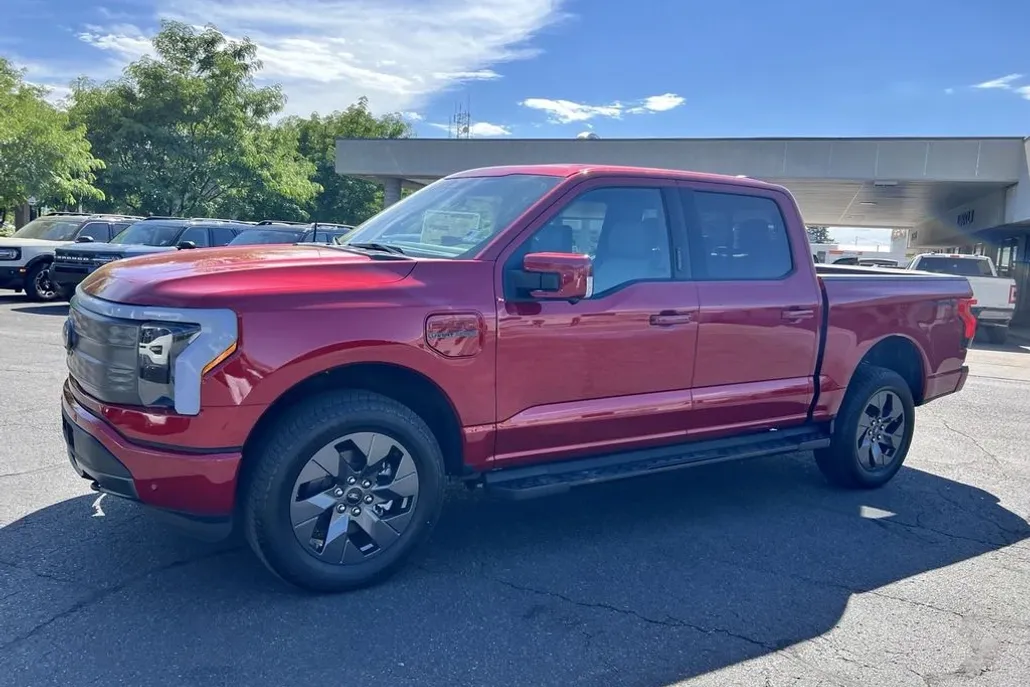 2023 Ford F-150 Lightning Lariat photo 1