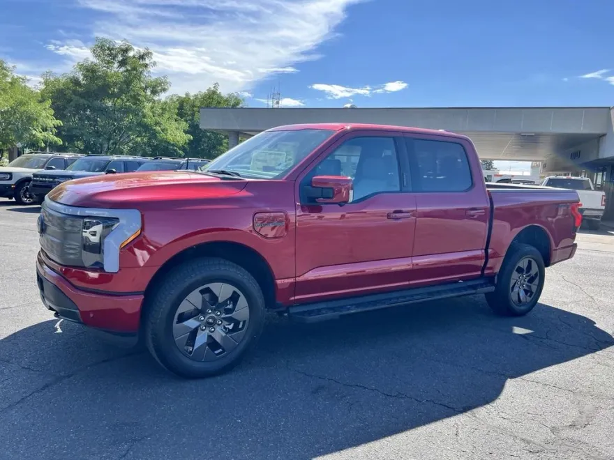 2023 Ford F-150 Lightning Lariat photo 1