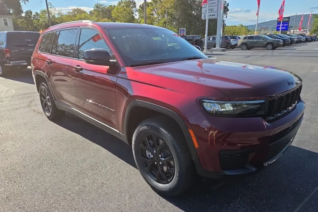 2025 Jeep Grand Cherokee Altitude photo 1