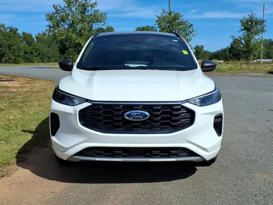 2024 Ford Escape ST-Line photo 1
