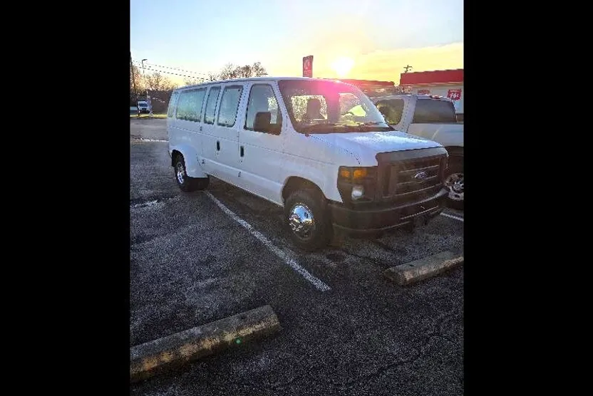 2009 Ford E-350 photo 1