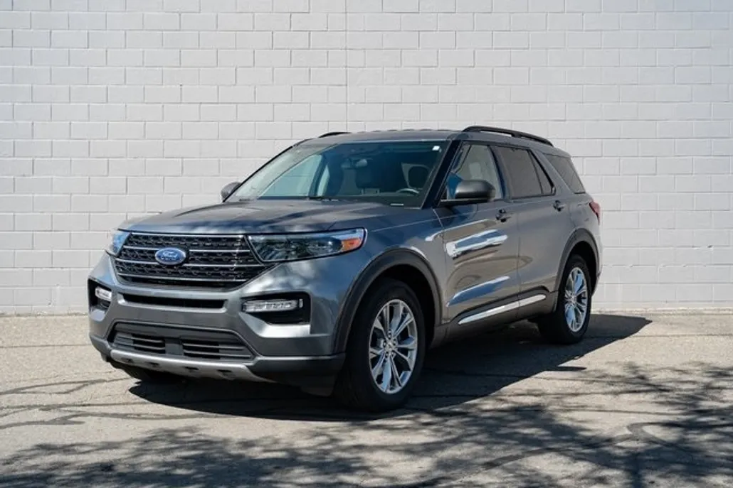 2023 Ford Explorer XLT photo 1