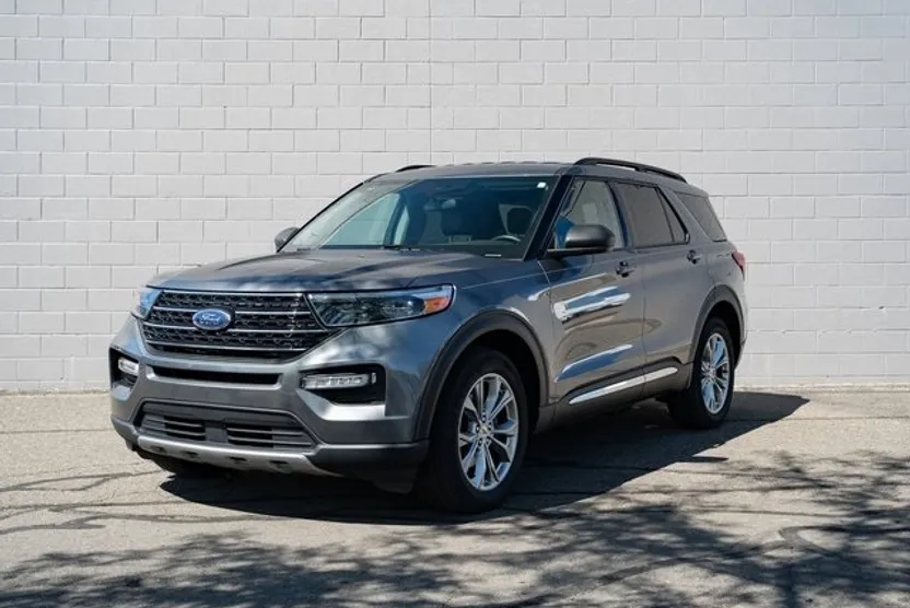 2023 Ford Explorer XLT photo 1