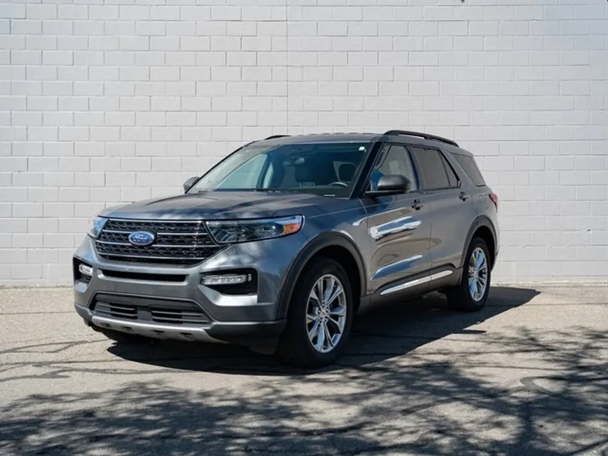 2023 Ford Explorer XLT photo 1