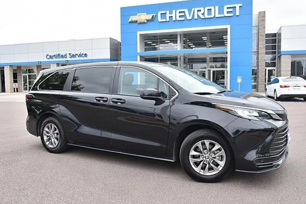 2022 Toyota Sienna LE photo 1