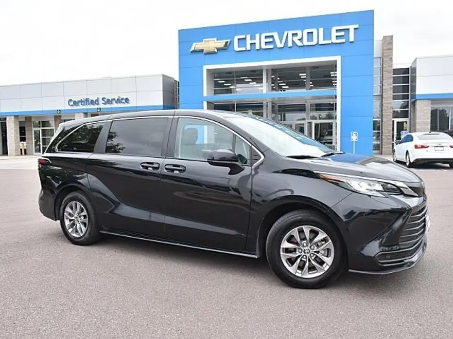 2022 Toyota Sienna LE photo 1