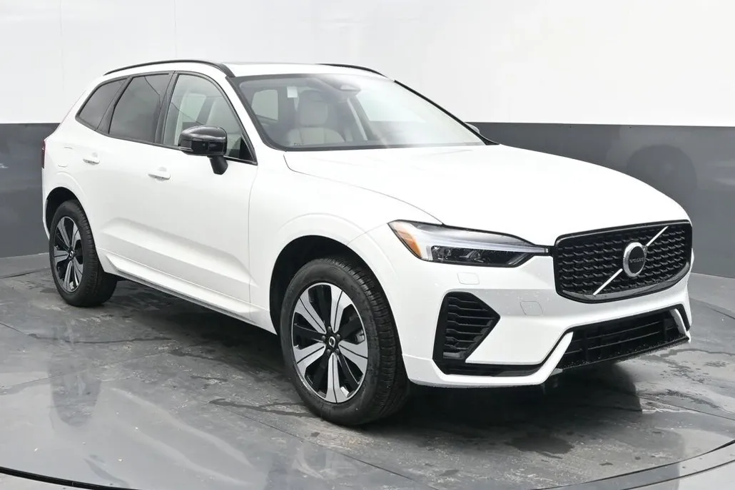 2025 Volvo XC60 Hybrid T8 Core photo 1