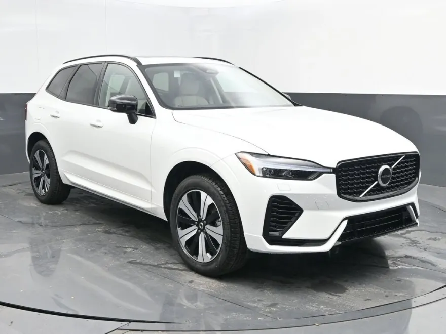 2025 Volvo XC60 Hybrid T8 Core photo 1