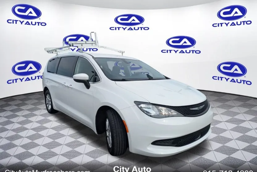 2022 Chrysler Voyager LX photo 1
