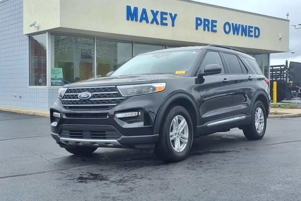 2023 Ford Explorer XLT photo 1