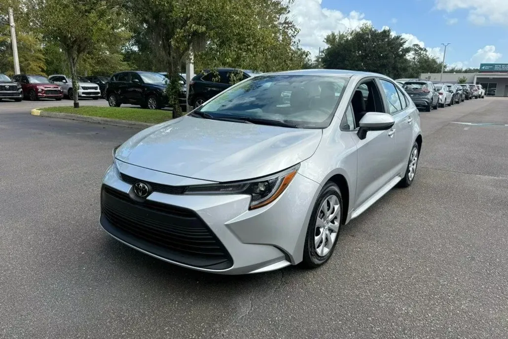 2025 Toyota Corolla LE photo 1