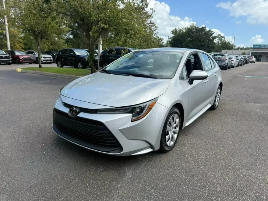 2025 Toyota Corolla LE photo 1