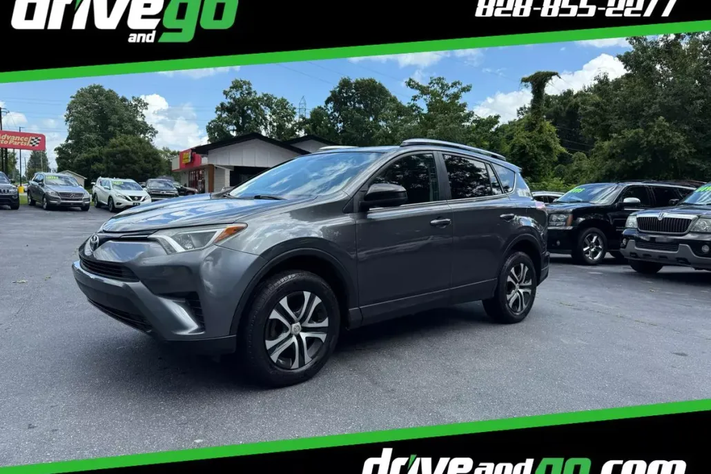 2016 Toyota RAV4 LE photo 1
