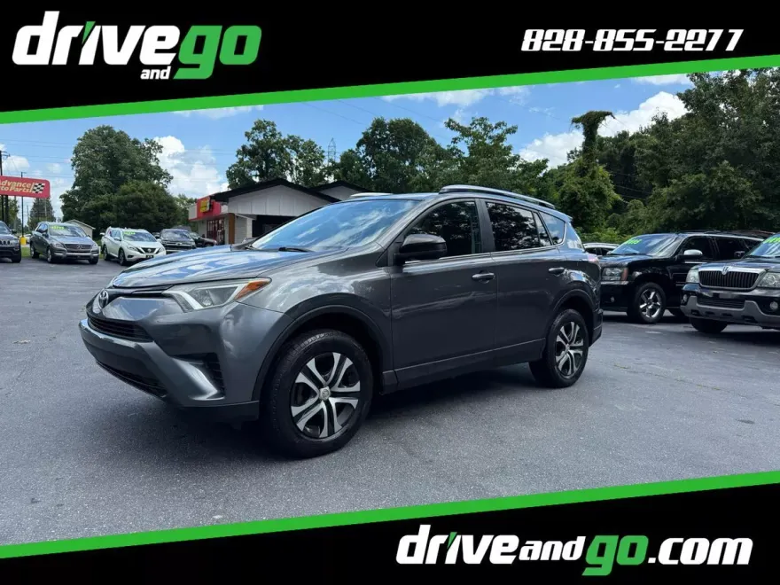 2016 Toyota RAV4 LE photo 1