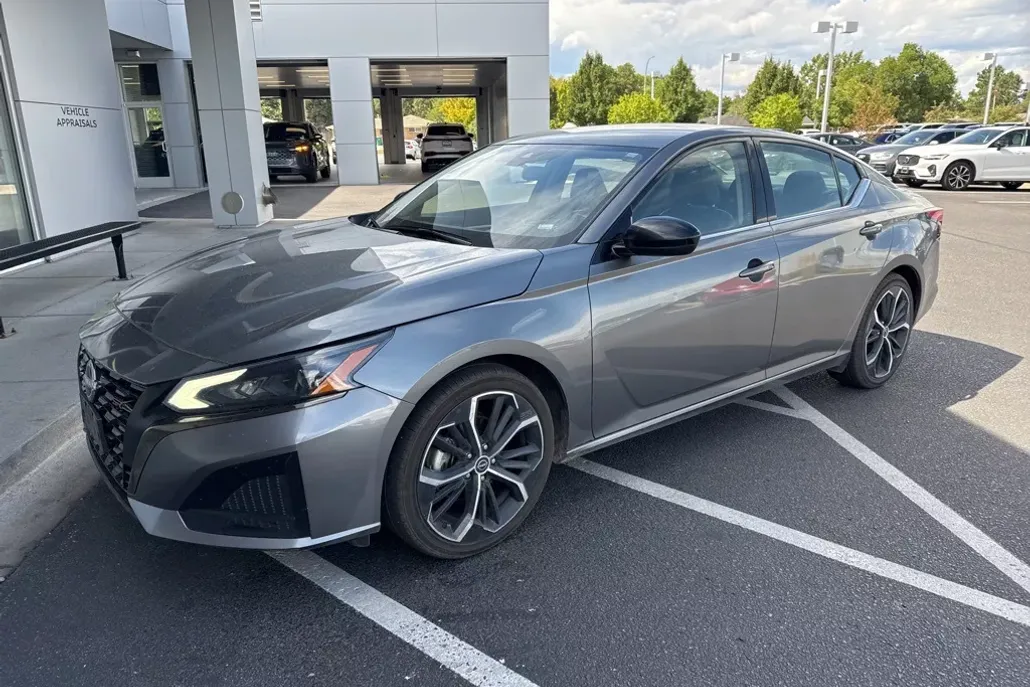 2023 Nissan Altima 2.5 SR photo 1
