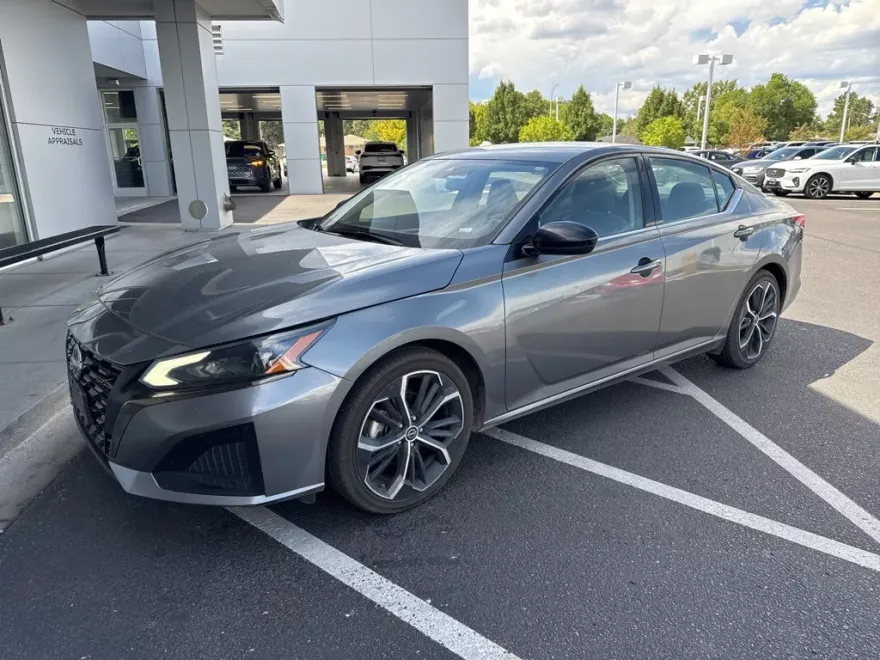 2023 Nissan Altima 2.5 SR photo 1