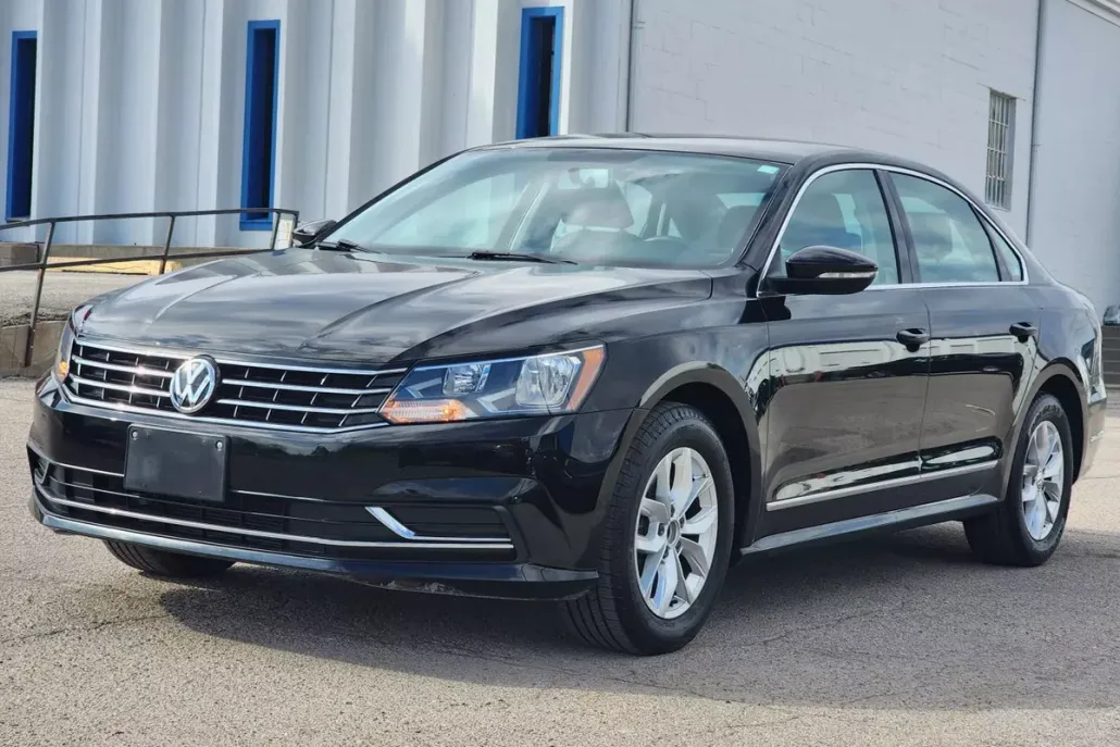 2016 Volkswagen Passat R-Line photo 1