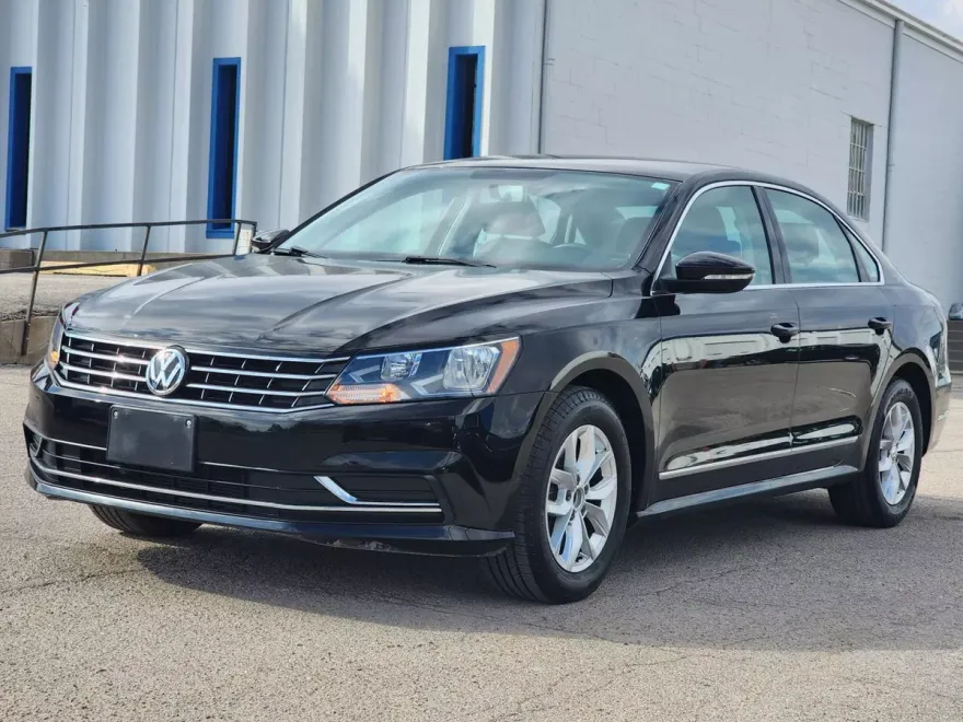2016 Volkswagen Passat R-Line photo 1