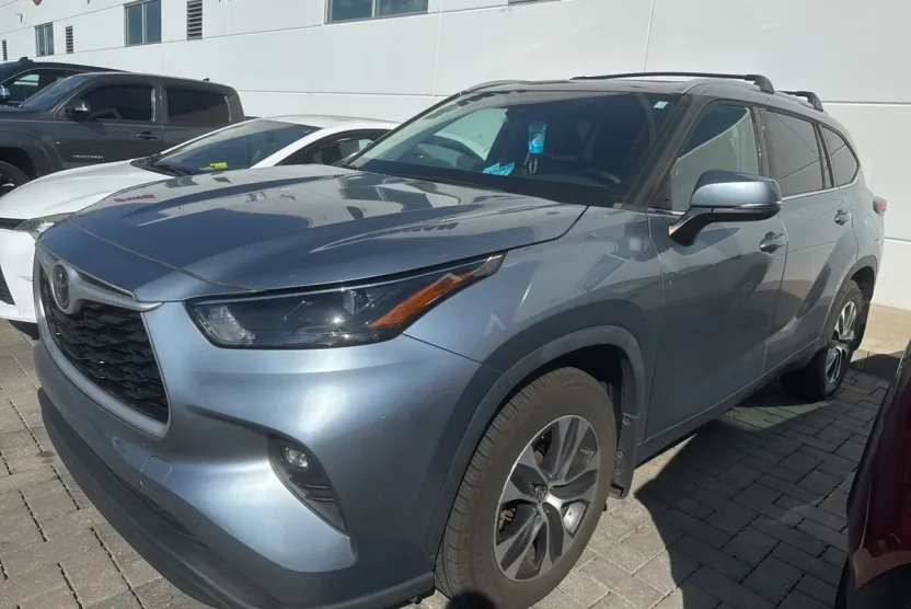 2022 Toyota Highlander XLE photo 1