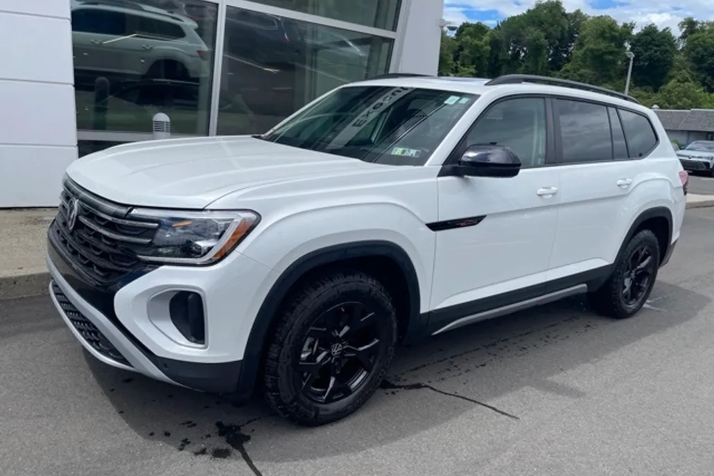 2024 Volkswagen Atlas Peak Edition SEL photo 1
