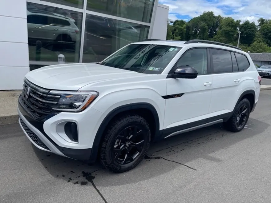2024 Volkswagen Atlas Peak Edition SEL photo 1