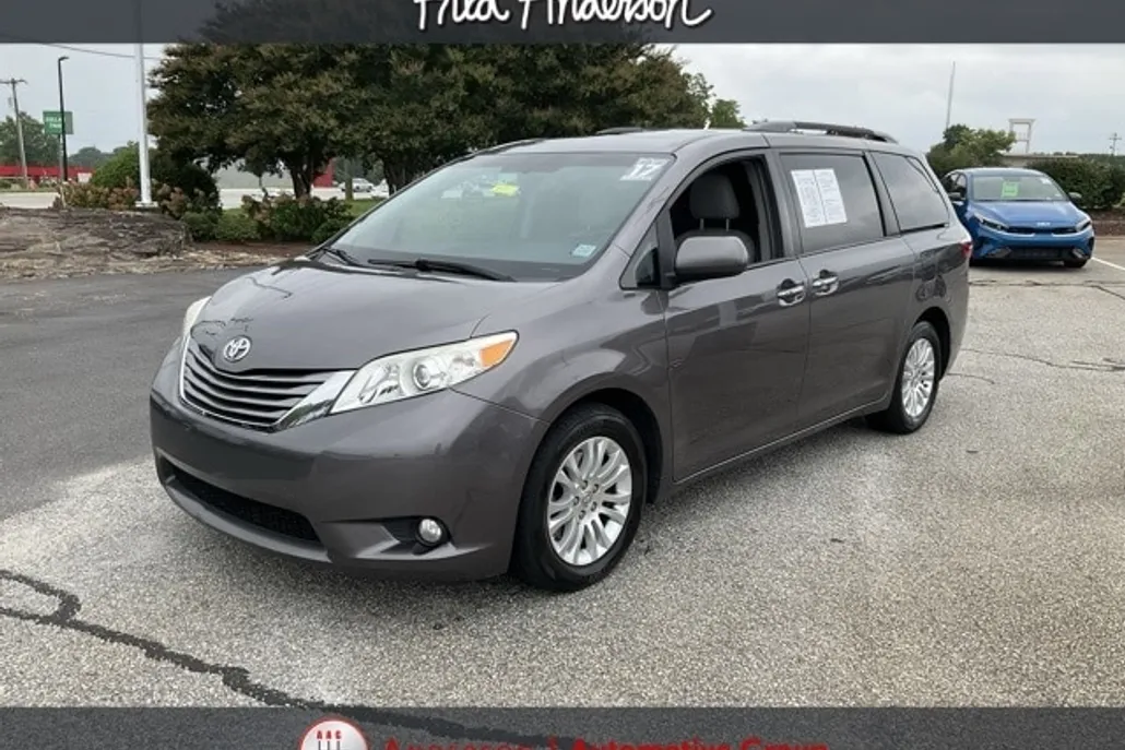 2017 Toyota Sienna XLE photo 1