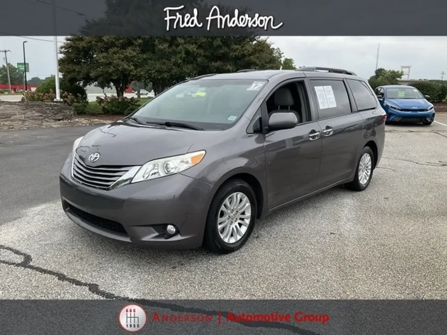 2017 Toyota Sienna XLE photo 1