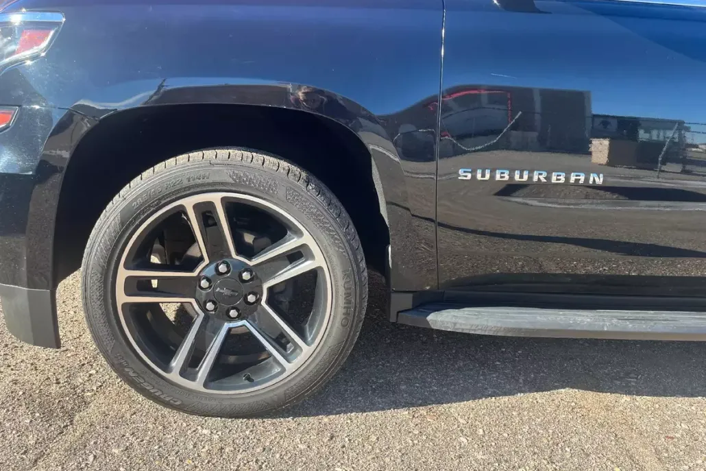 2020 Chevrolet Suburban LT photo 1