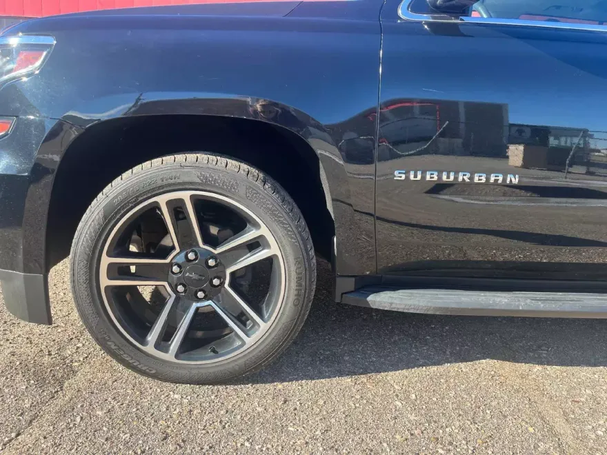 2020 Chevrolet Suburban LT photo 1