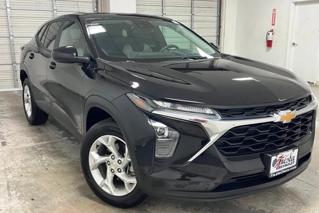 2025 Chevrolet Trax LS photo 1