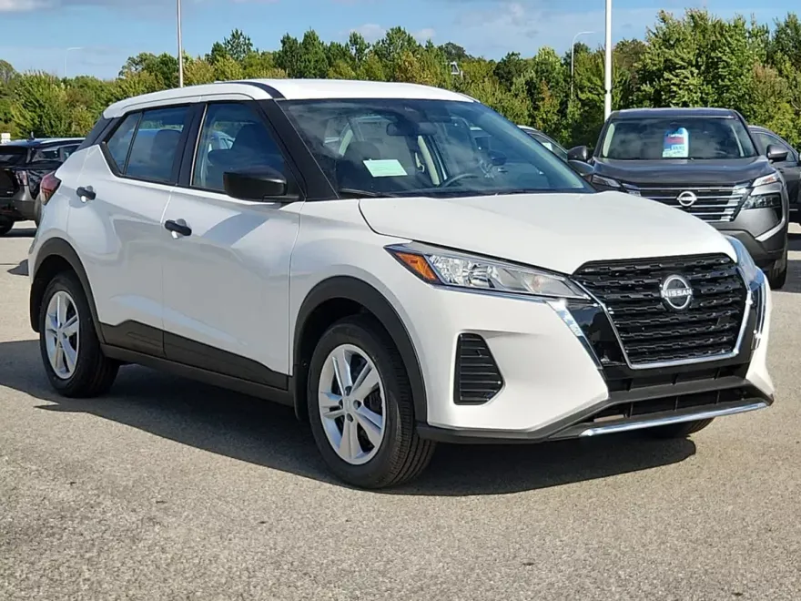 2025 Nissan Kicks Play S photo 1