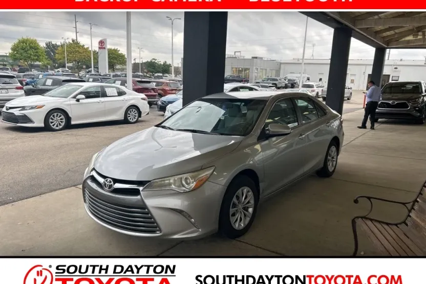 2016 Toyota Camry LE photo 1