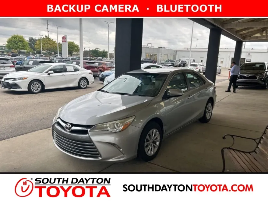 2016 Toyota Camry LE photo 1