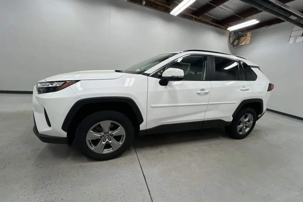 2022 Toyota RAV4 XLE photo 1