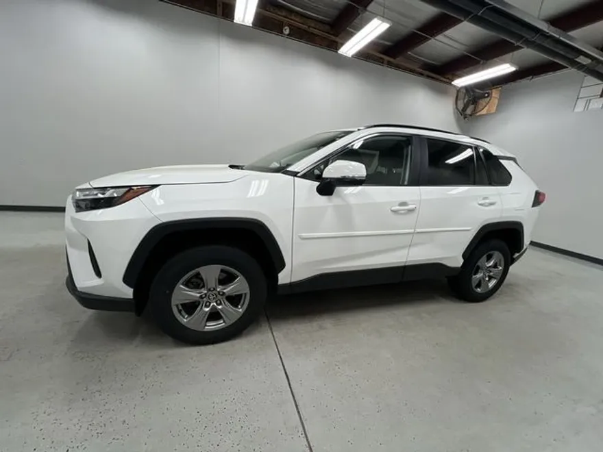 2022 Toyota RAV4 XLE photo 1