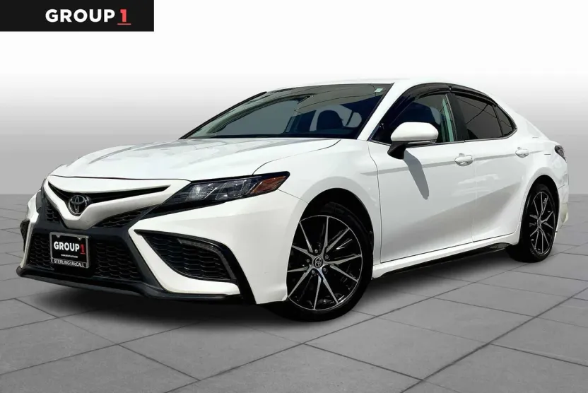 2022 Toyota Camry SE photo 1