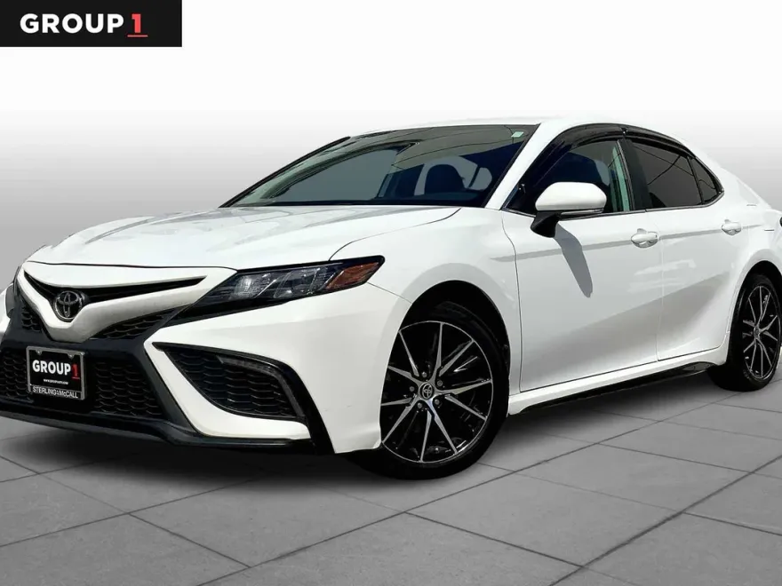 2022 Toyota Camry SE photo 1