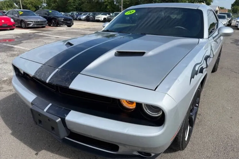 2019 Dodge Challenger SXT photo 1