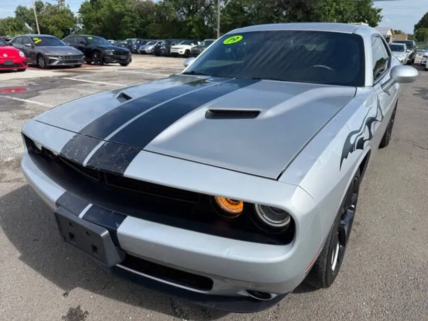 2019 Dodge Challenger SXT photo 1