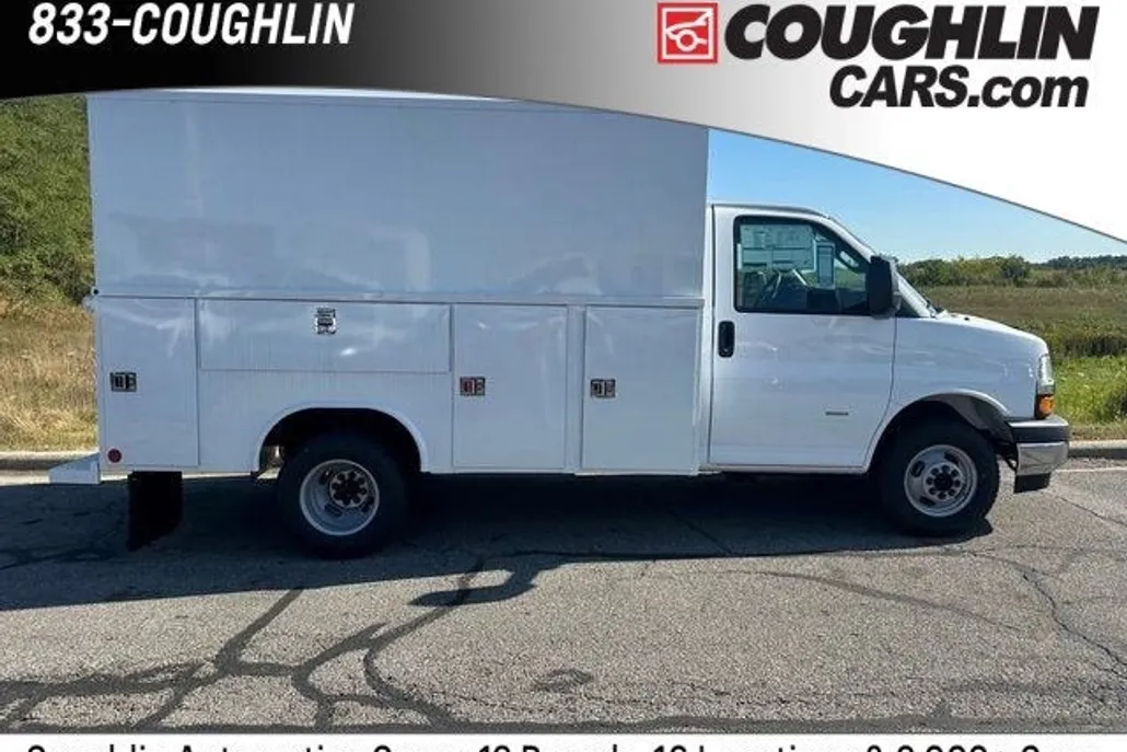 2025 Chevrolet Express Cutaway 3500 photo 1