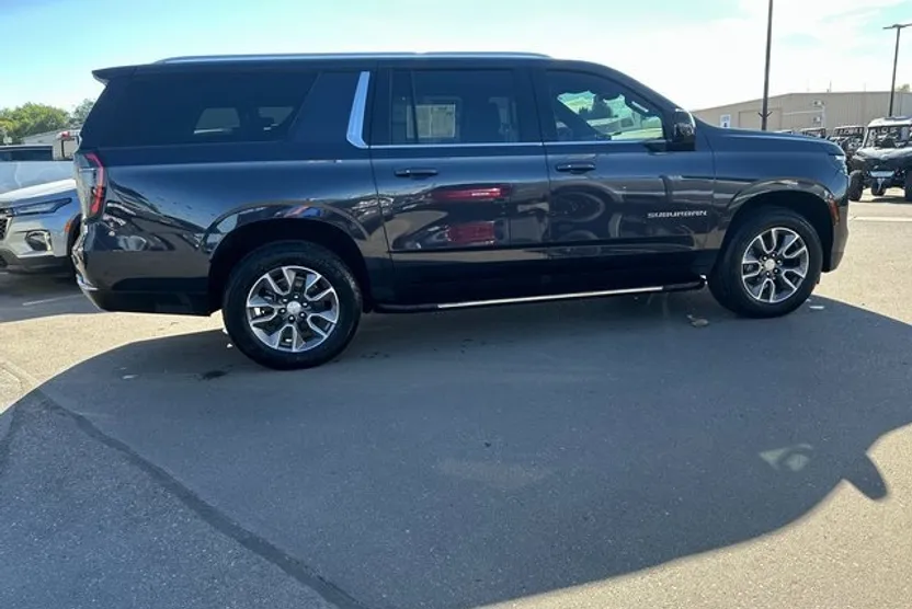 2025 Chevrolet Suburban LT photo 1