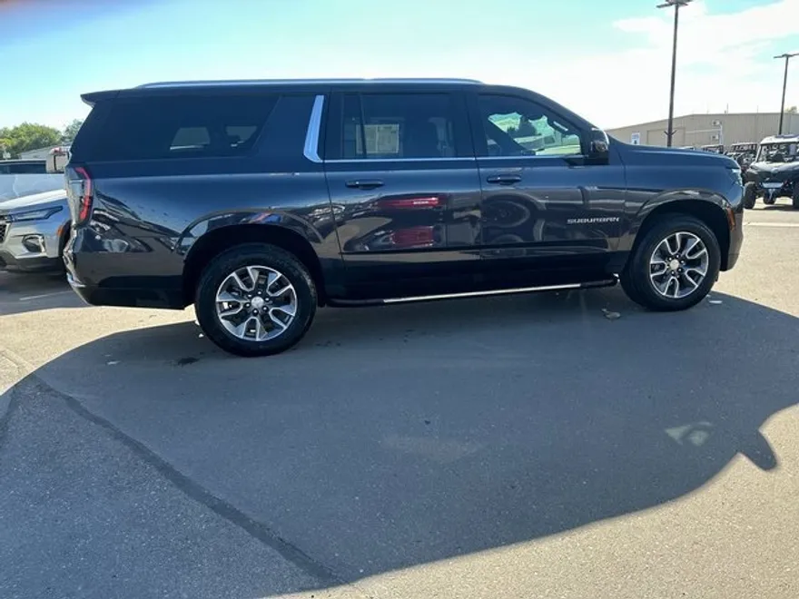 2025 Chevrolet Suburban LT photo 1