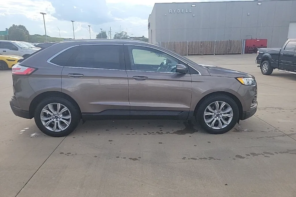 2019 Ford Edge Titanium photo 1
