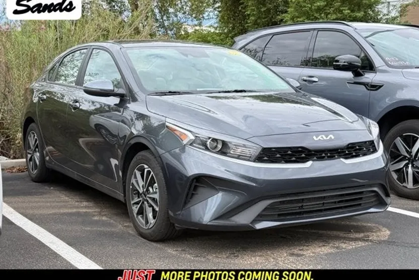 2023 Kia Forte LXS photo 1