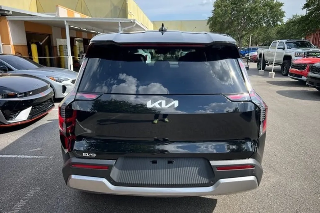 2026 Kia EV9 Light Long Range photo 1