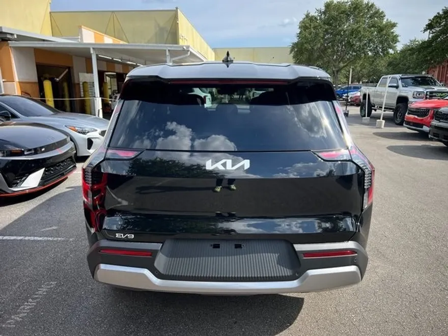 2026 Kia EV9 Light Long Range photo 1